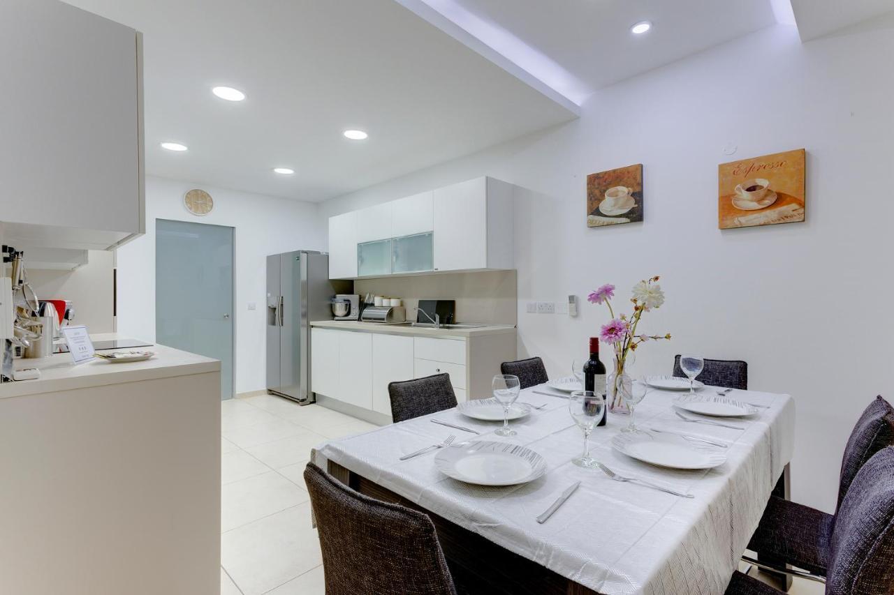 Luxury Apt W/ Side Seaviews And Pool, Top Location Sliema Esterno foto
