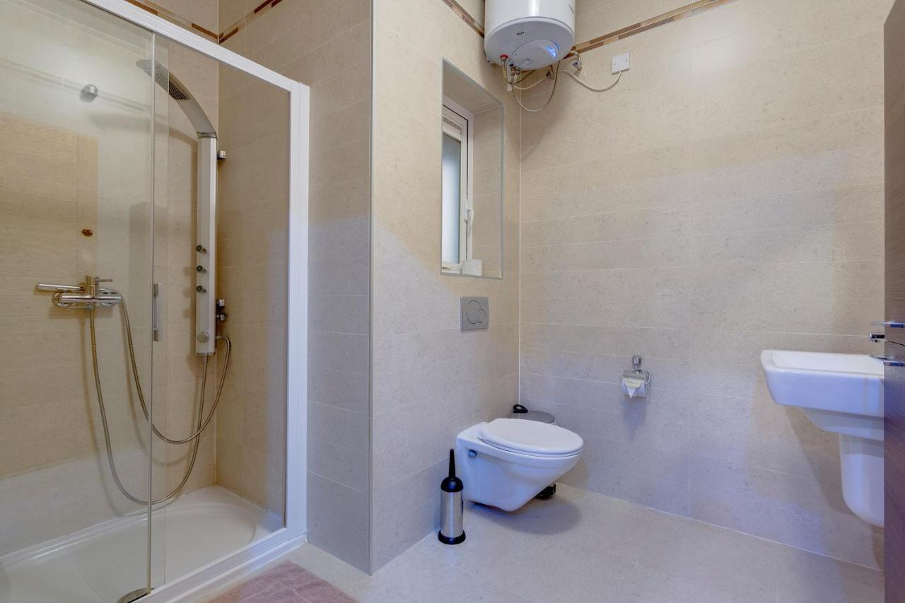 Luxury Apt W/ Side Seaviews And Pool, Top Location Sliema Esterno foto