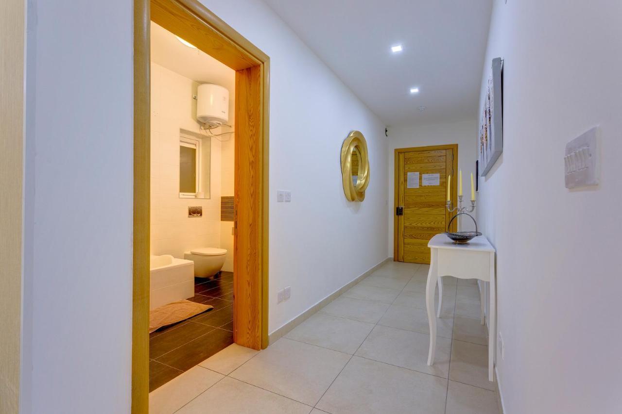 Luxury Apt W/ Side Seaviews And Pool, Top Location Sliema Esterno foto