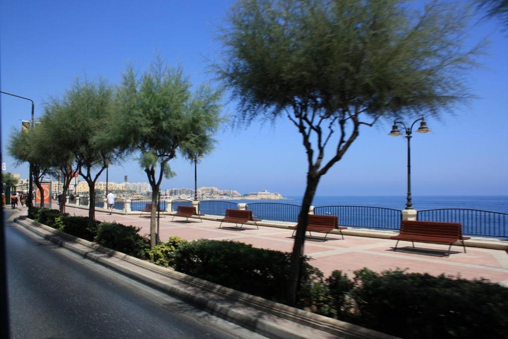 Luxury Apt W/ Side Seaviews And Pool, Top Location Sliema Esterno foto