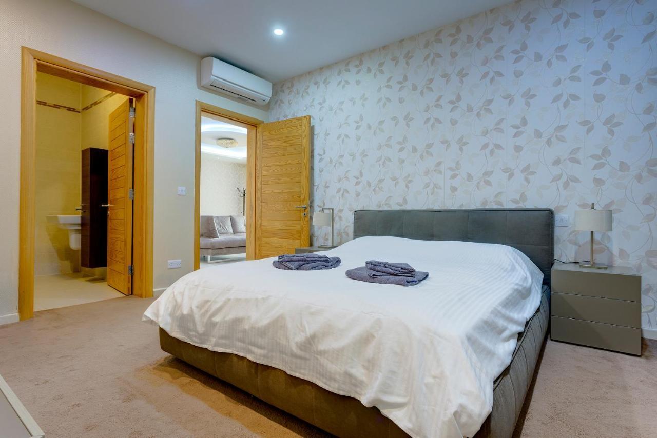 Luxury Apt W/ Side Seaviews And Pool, Top Location Sliema Esterno foto