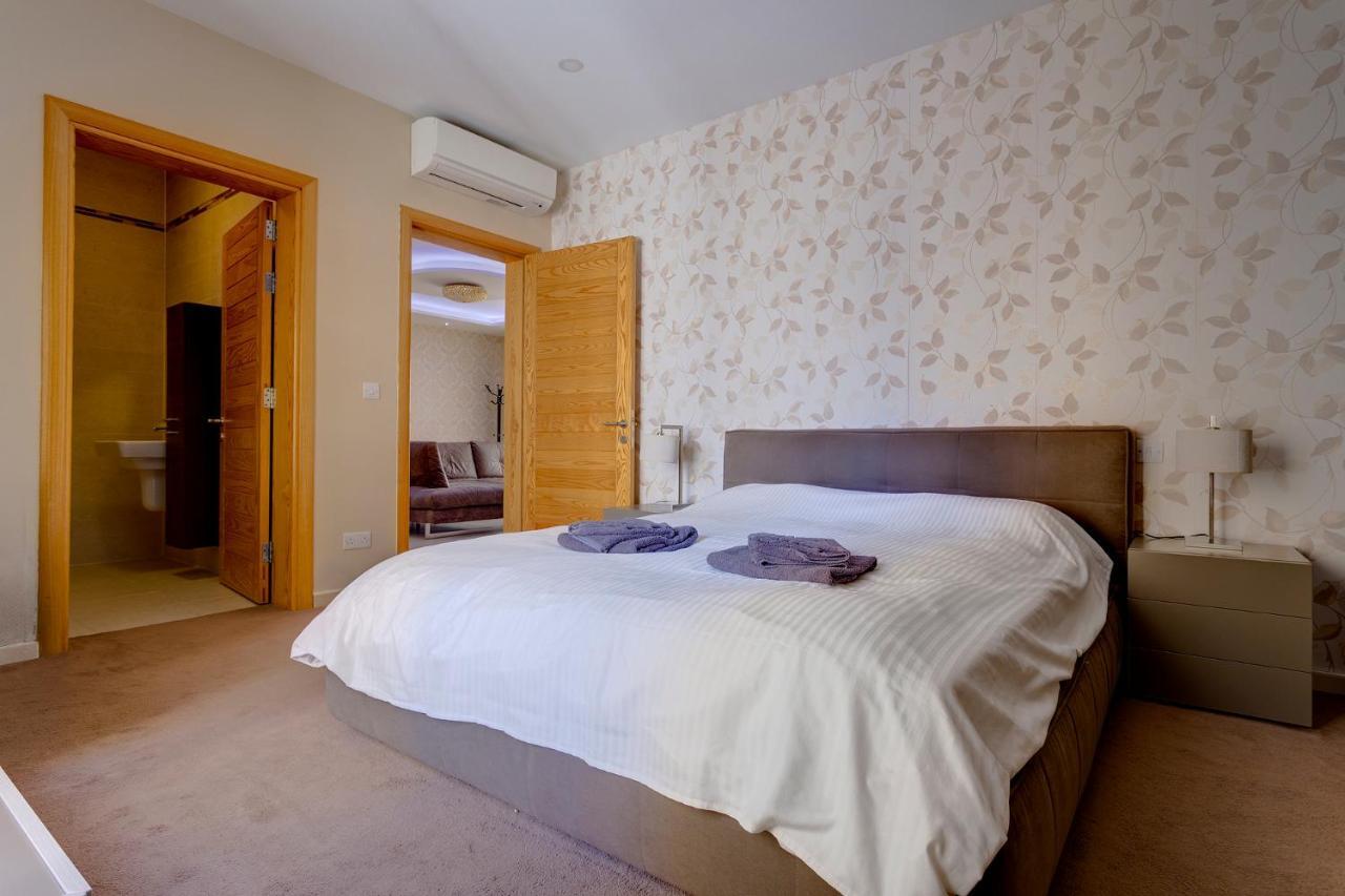 Luxury Apt W/ Side Seaviews And Pool, Top Location Sliema Esterno foto