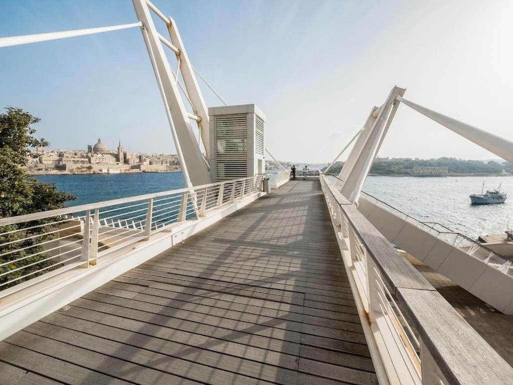 Luxury Apt W/ Side Seaviews And Pool, Top Location Sliema Esterno foto